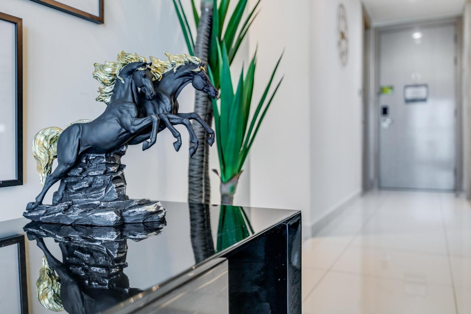 Globalstay Damac Towers By Paramount In Business Bay Дубай Екстериор снимка